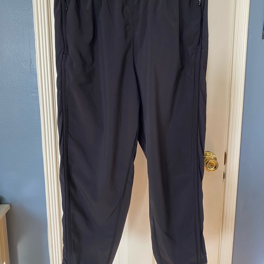 Super cute Lululemon crop pants, black size 6. GUC